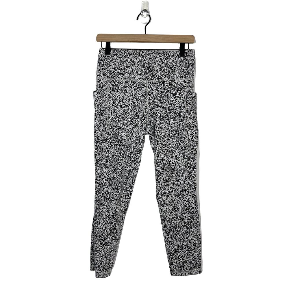 Athleta Salutation Stash Textured Capri Size M Micro Cheetah High Waist Leggings
